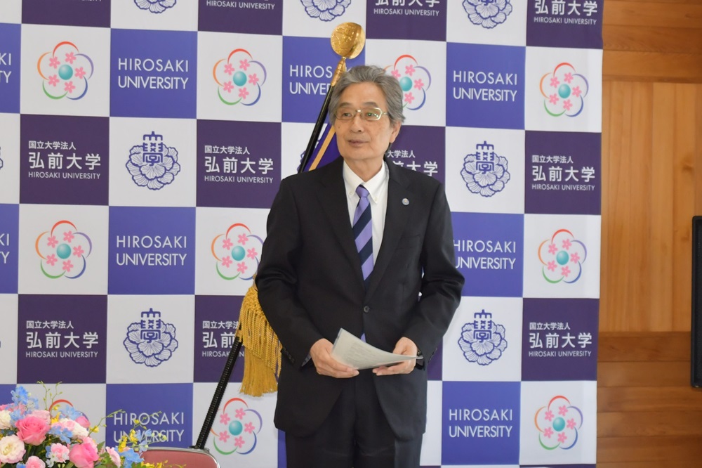 (挨拶をする福田学長)